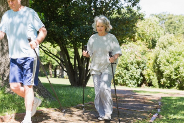 Couple de seniors en train de marcher